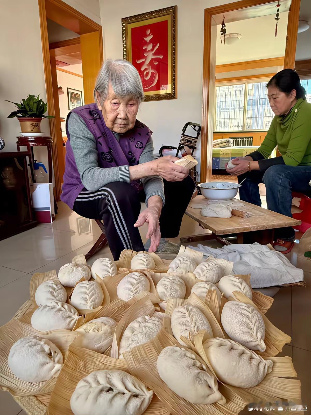 这个老奶奶已经94岁了，人长得很年轻，如果不知道真实年龄的话，看着一点都不像，乍