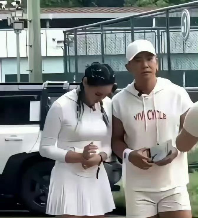 话说刘畊宏夫妇天天跳操，，，，这身材看着也没瘦成一道闪电嘛好像是肌肉💪🏻