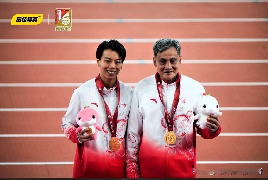 刘景扬她不是“没有教练”，只是她的教练，有点特别。当刘景扬在跑道上加练时，是