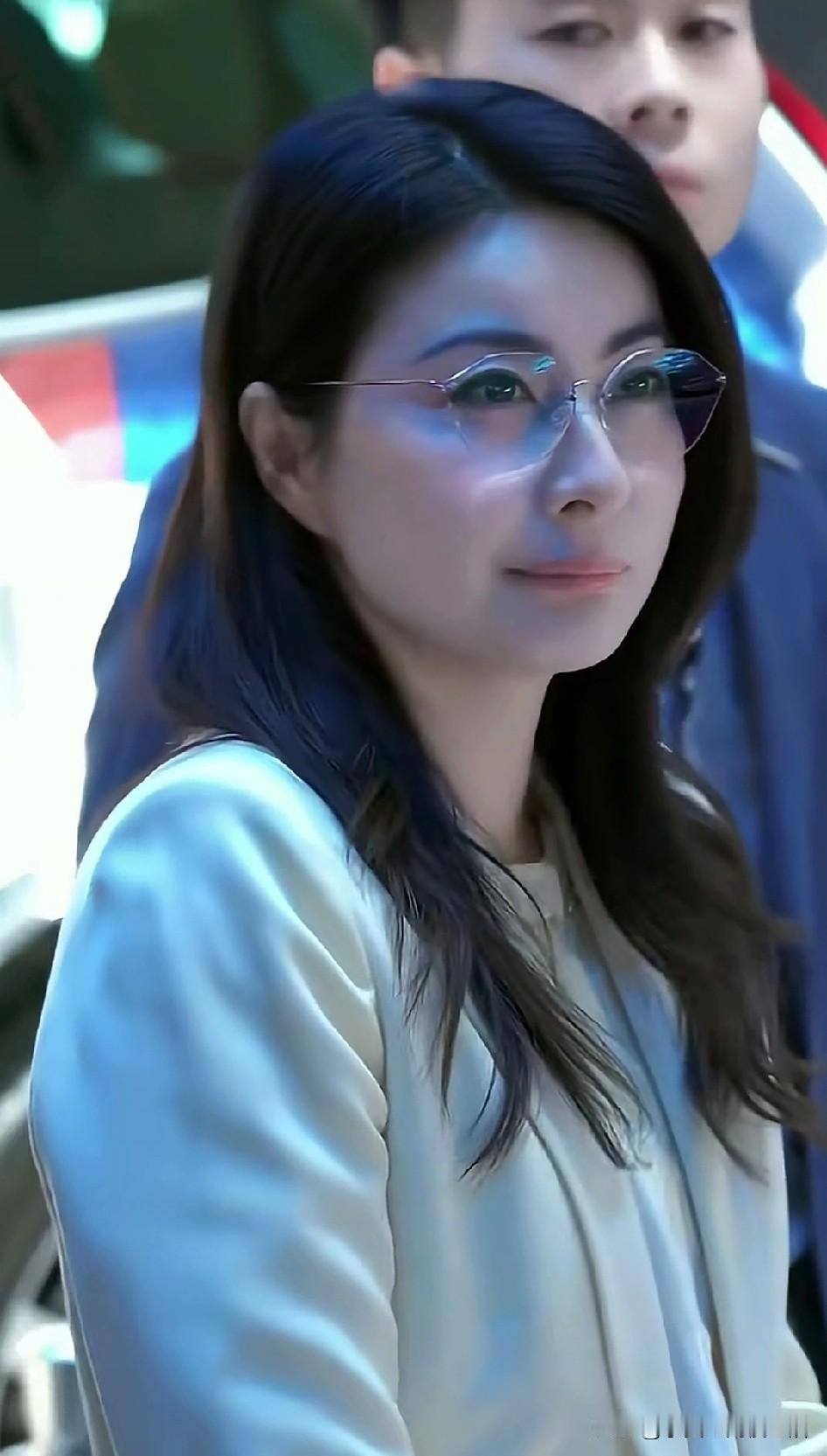 所有退役运动员里似乎只有郭晶晶依然光鲜亮丽的还活跃在国际体育舞台。哦！不，我忘记