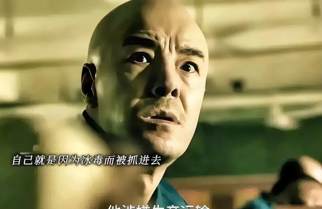 电视剧《扫毒风暴》在狱中的卢少东，通过电视剧，得知自己的亲弟弟，因为制毒，被捕