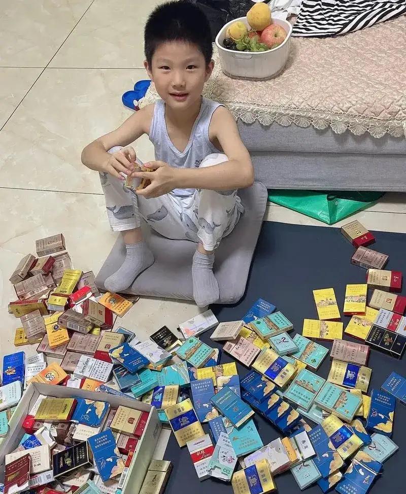 北京一女子突发奇想，把丈夫4年里抽过的烟盒全攒到了一块儿，这一攒不要紧，竟发