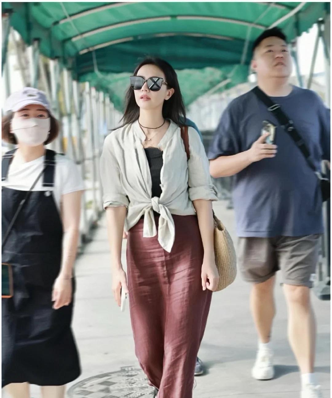 高圆圆私服大公开！从街拍不难看出，她非常喜欢简约的单品。夏季喜欢天然的棉麻材质