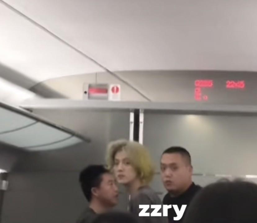 鹿晗坐高铁被偶遇！回眸那一瞬间真的好帅好帅！网友说鹿晗真人皮肤超白，而且肤质
