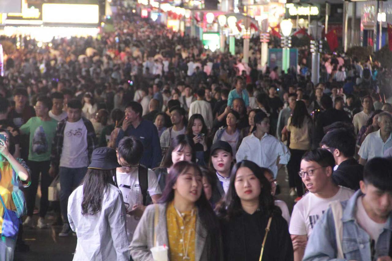 中国内外两开花，让外媒惊讶，消费风向彻底变了！就在昨天，海关总署发布数据显示