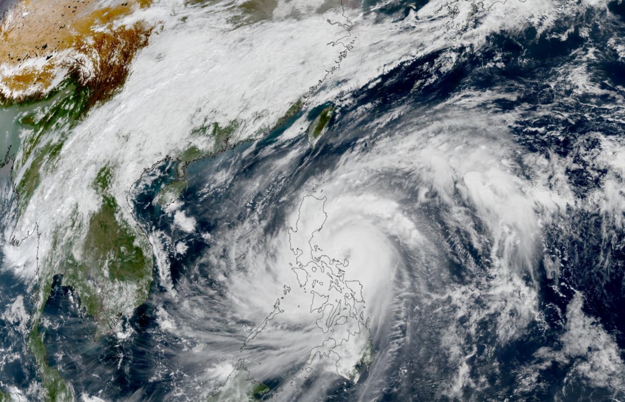 序章：深秋之焰台风凤凰已经接近虽然并未发展到先前预期的极高强度，但目前也已发展