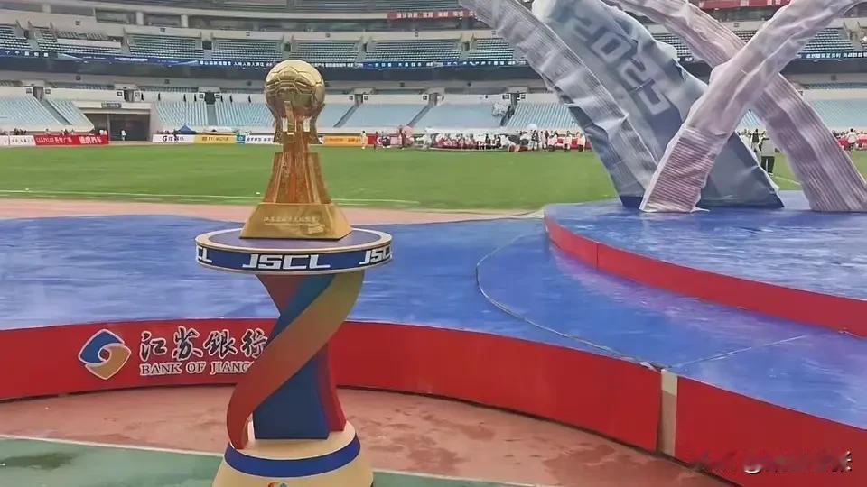 苏超今日收官，南通队与泰州队争夺首届冠军。此役看点十足，冠军奖杯造型神似大力神杯