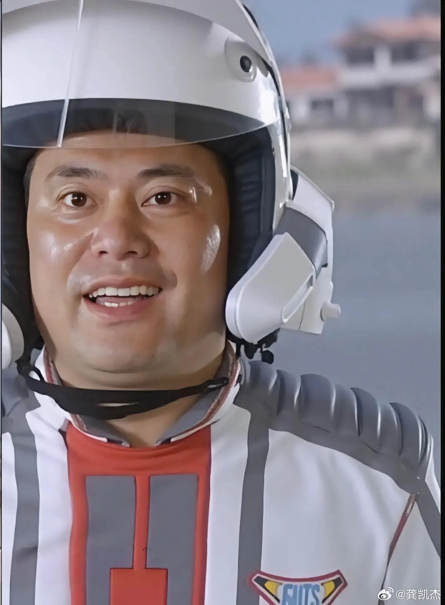 你们有没有觉得这两个人长的非常像？
