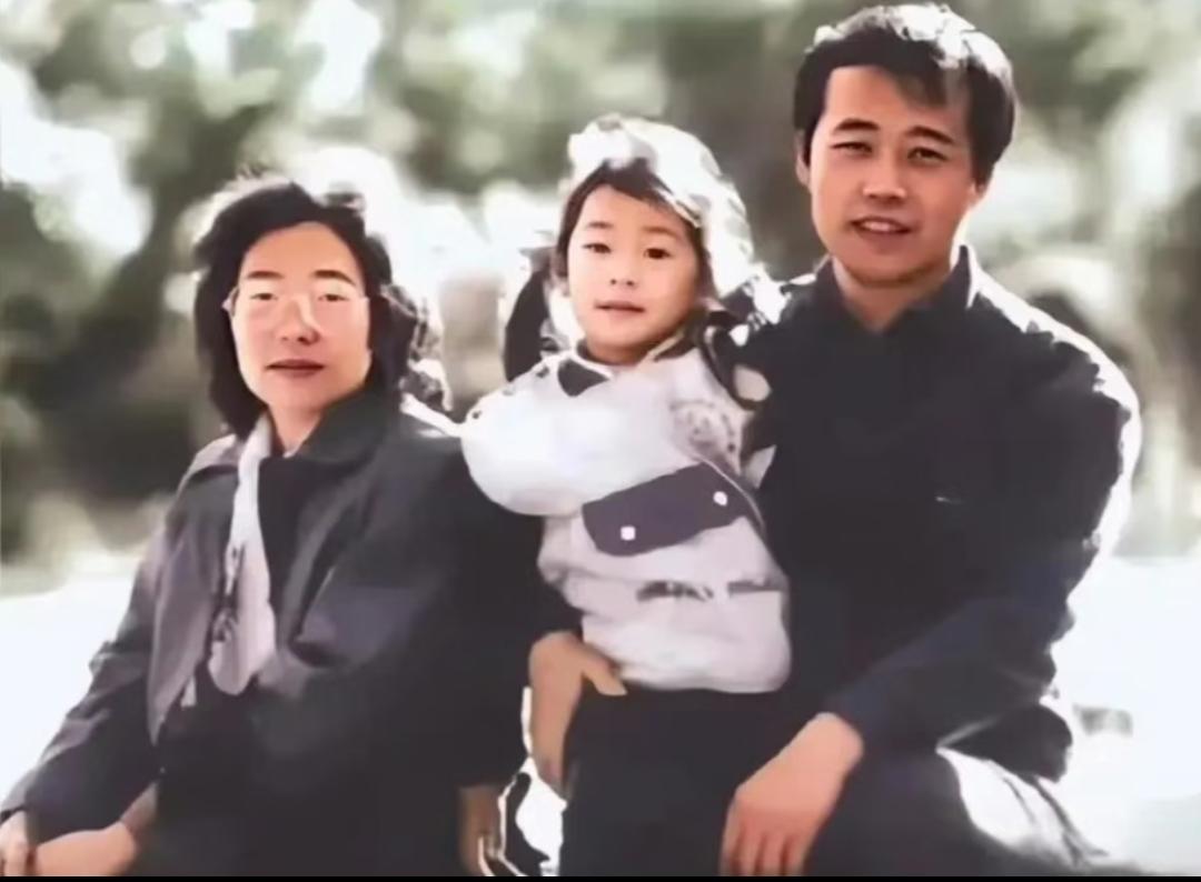 这是20世纪80年代王石与前妻王江穗还有女儿王蔚蓝拍下的一张家庭温馨合影，年轻时
