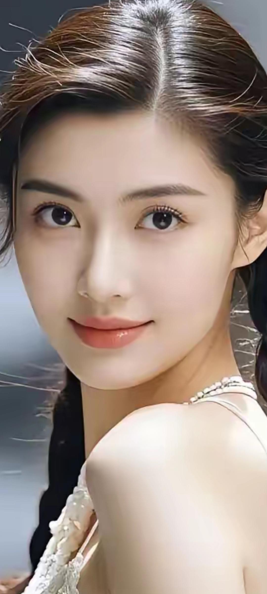 温柔甜美的少女，笑靥如花，宛如人间仙子。