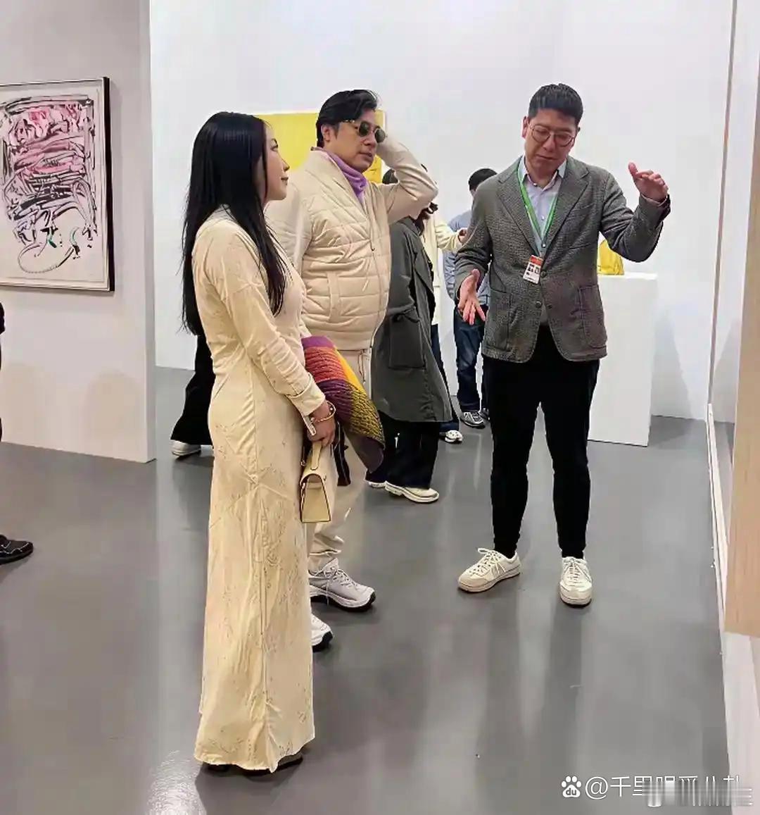 王岳伦带着新女友穿着情侣装参加某参展商邀请会，女友长发飘飘，身材高挑，但是颜值真