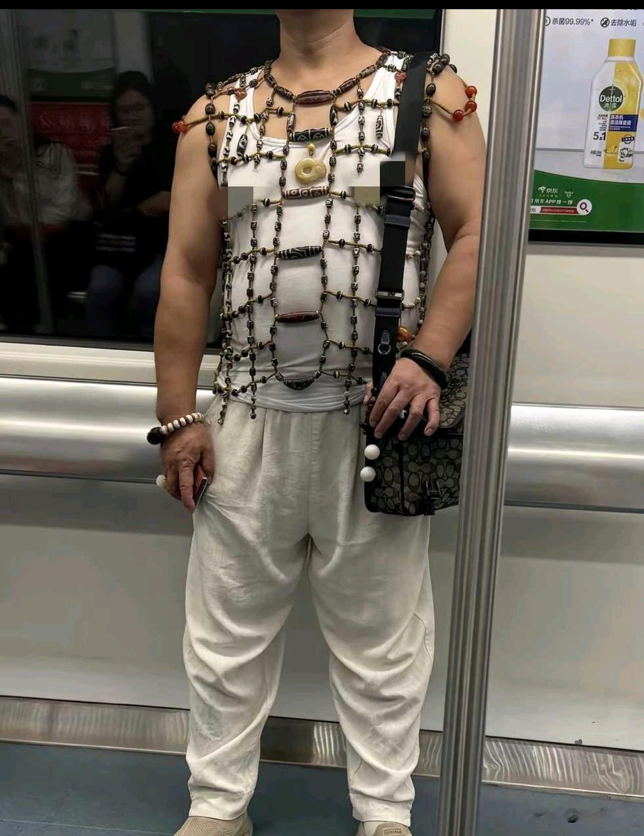 大哥这一身值不值一套房？