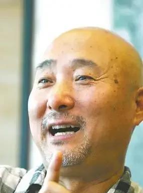 71岁陈佩斯执导的《戏台》历经投资方五次撤资、档期被挤的困境，却凭借点映口碑逆袭