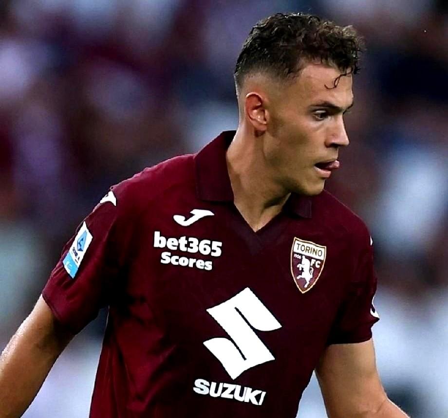 【买断疑云】都灵队主席卡伊罗谈到本赛季租借的国际米兰球员阿斯拉尼，他表示阿尔巴尼