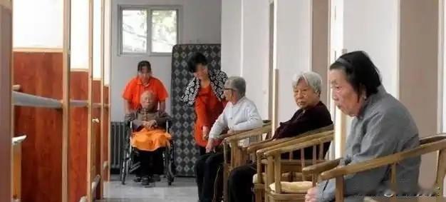 长久以来，社会上流传一种固有认知：将长辈送入养老机构，就是子女不尽孝道。受这种传