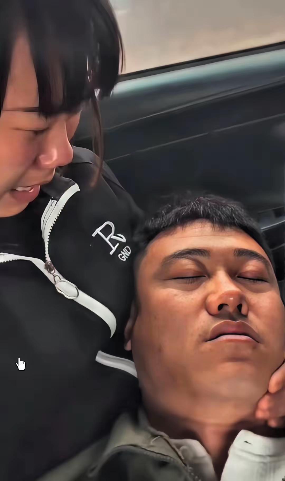 心痛！看哭了，重病的丈夫放弃治疗，在回家的路上，躺在妻子怀里静静的睡着，贤惠的妻