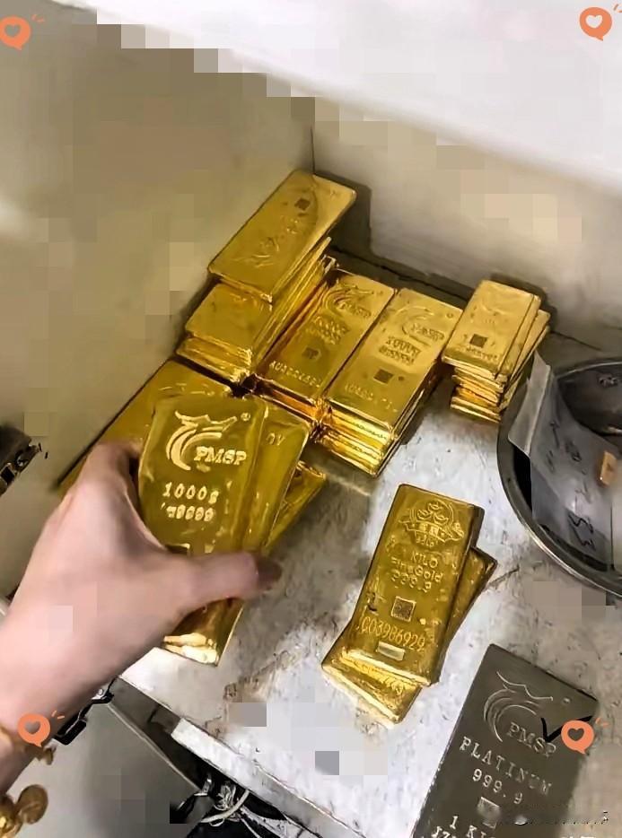 手里有黄金的人，今晚怕是真的要吃褪黑素了，7月12日，国际暗金价格从895一