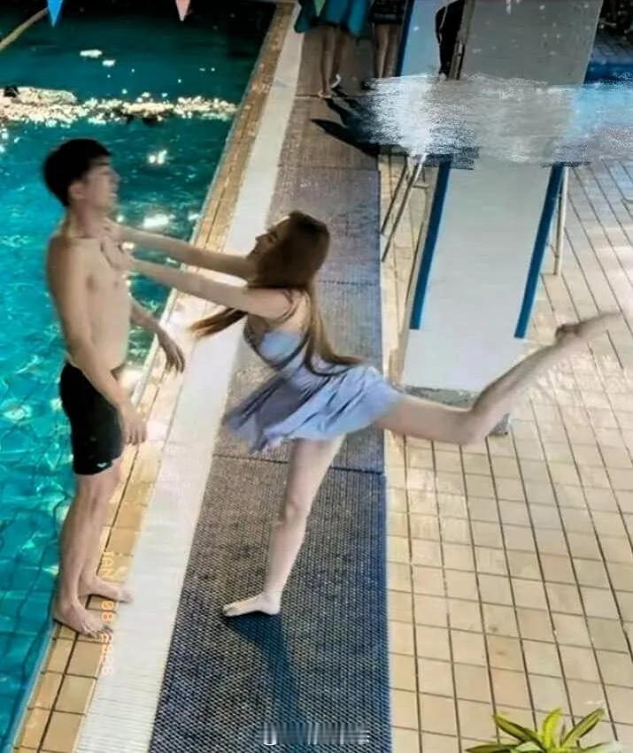 刘亦菲的腿，是刻在骨子里的美刘亦菲在《玫瑰的故事》里这记后踢腿也太绝了！小