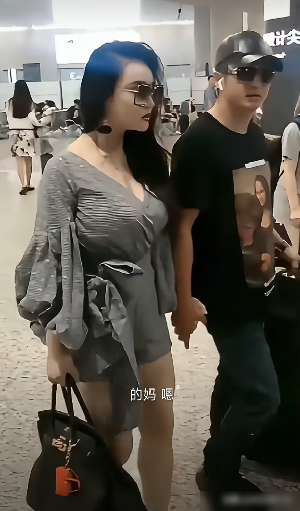冉莹颖这身衣服，机场地勤看了都愣了两秒。上面开到胸，下面短到腿根，走两步就得伸手拽一下。网友说她是来