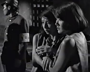 1938年，为了满足自己对女性生殖构造的好奇心，一鬼子军医让人把一女人使劲儿摁倒