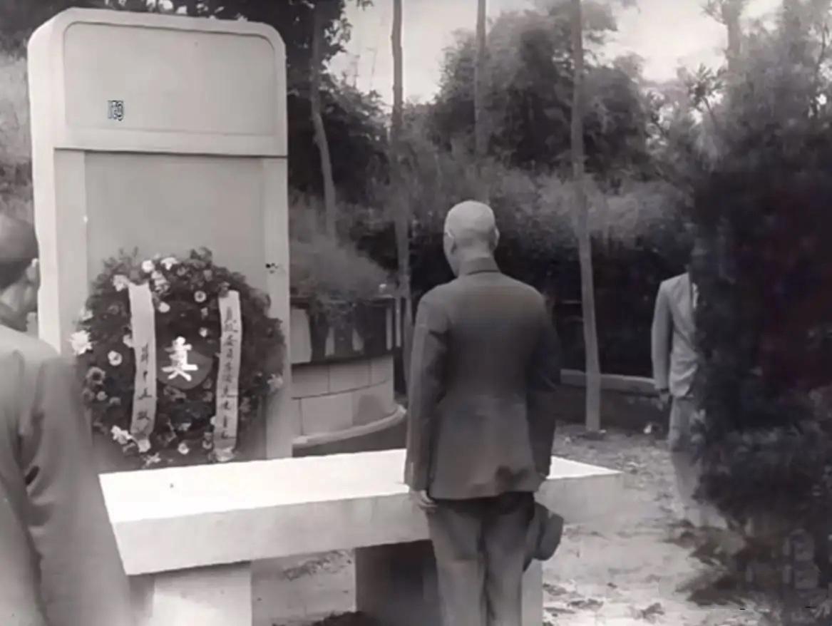 1949年成都，蒋校长最后一次祭拜老友戴季陶时的一幕，在献完花圈之后，他在墓前站