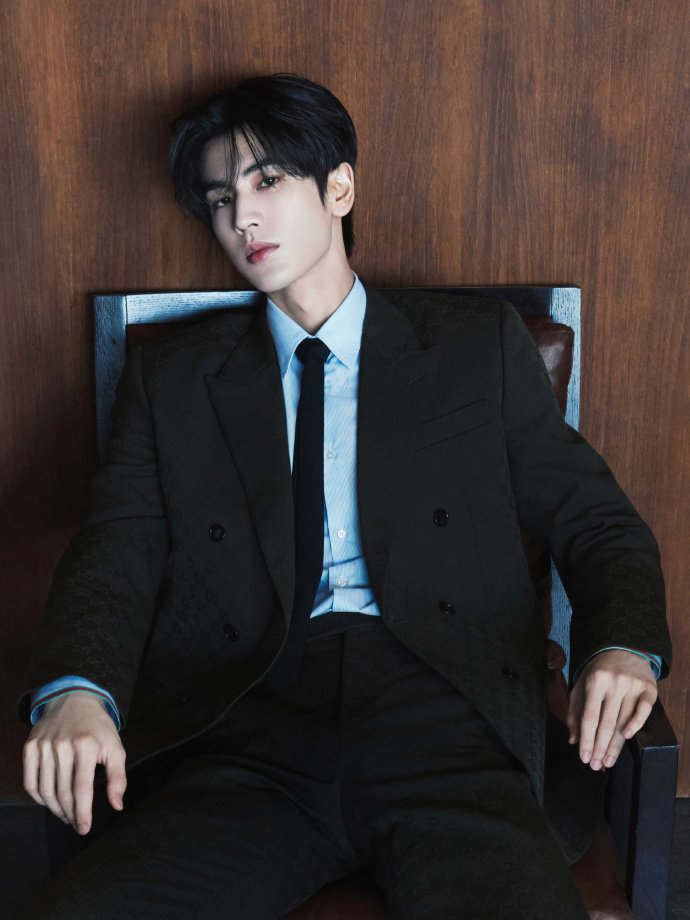 张凌赫的摄影师工作一定很轻松吧[哭哭]​​​