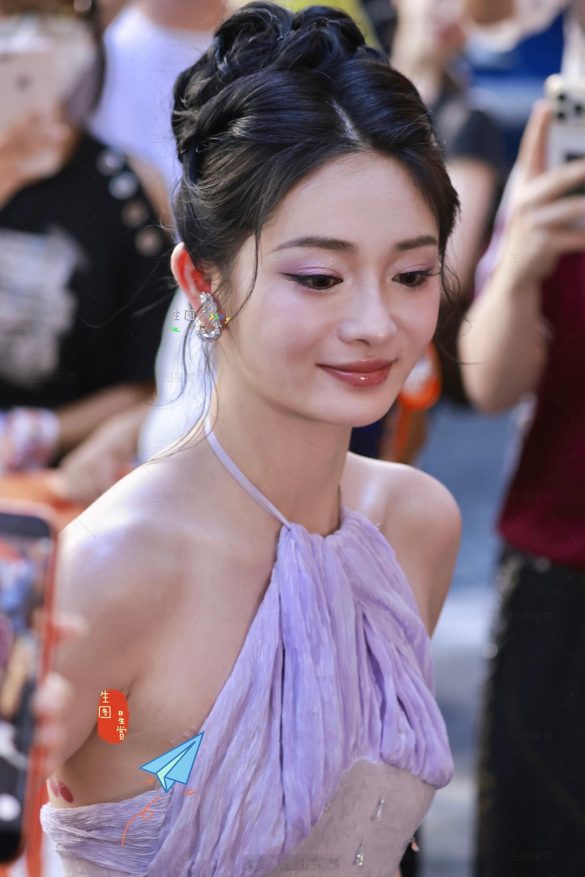周洁琼巴黎秀场上班，挂脖紫裙好仙气💜巴黎高定时装周外拍生图周洁琼裸背挂脖裙