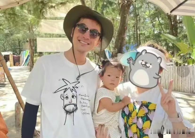 40岁胡歌一家三口去三亚后海度假游玩，他老婆黄曦宁比他小10岁，女儿小茉莉才7个