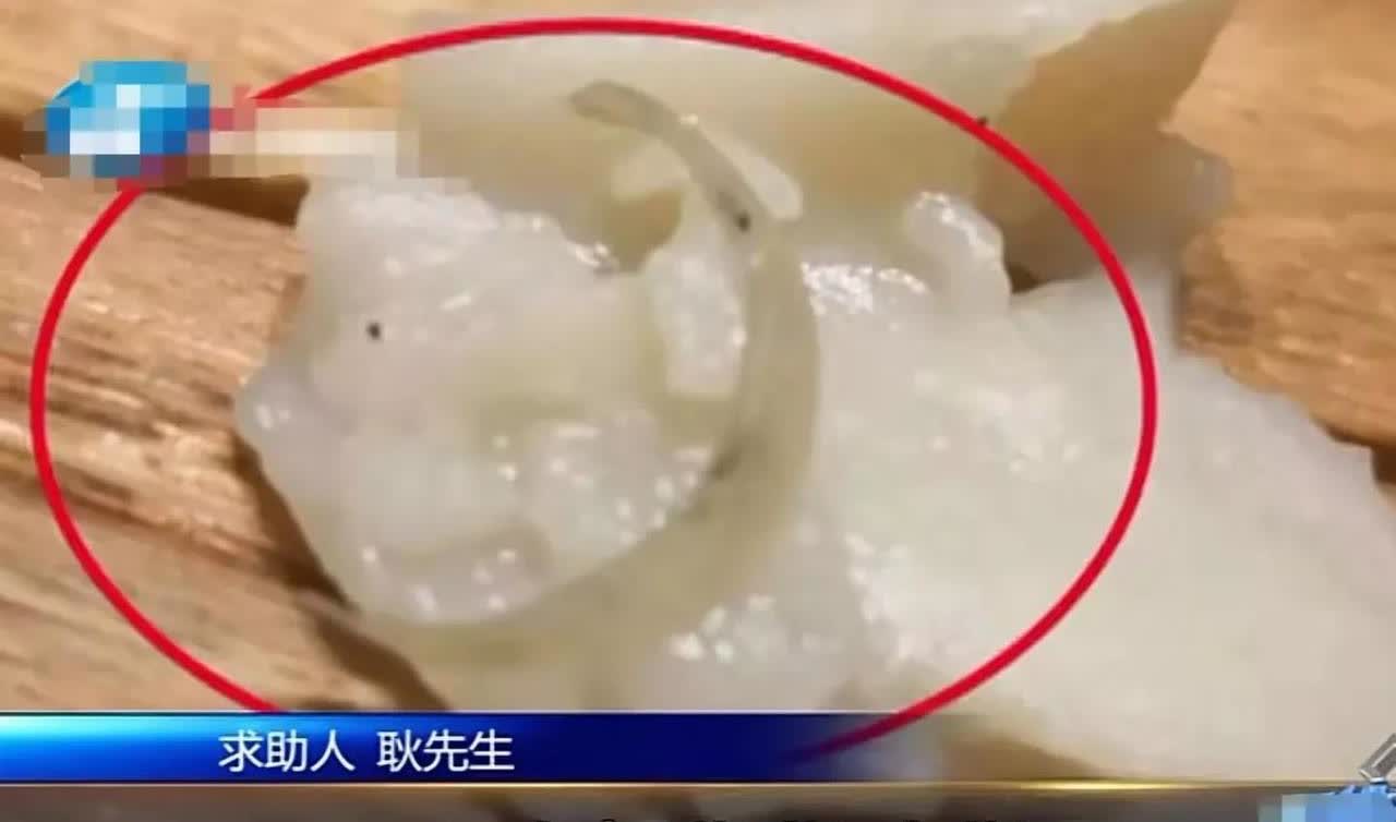 河南郑州，一男子点了一碗18块钱的烩面，面条刚上桌还没等吃上几口，却发现他的脸色