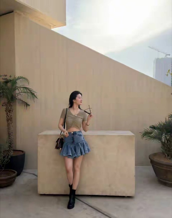 刘亦菲晒阿布扎比素颜照，好清爽的一身！上衣仅200元，真接地气