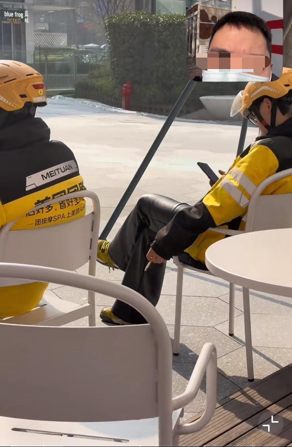 事真多…近日，成都一男子吐槽由于外卖小哥在等餐的时候在露天底下抽烟，他就想问