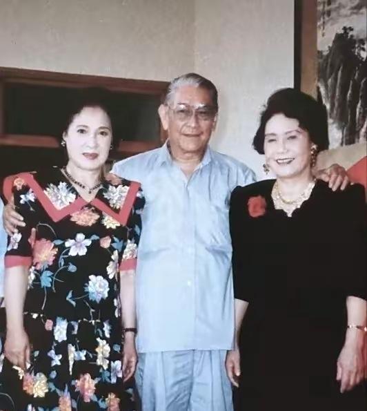 在中国电影界灿烂群星中，人到老年还依然美丽、优雅的女明星，我只认这三位：秦怡（图