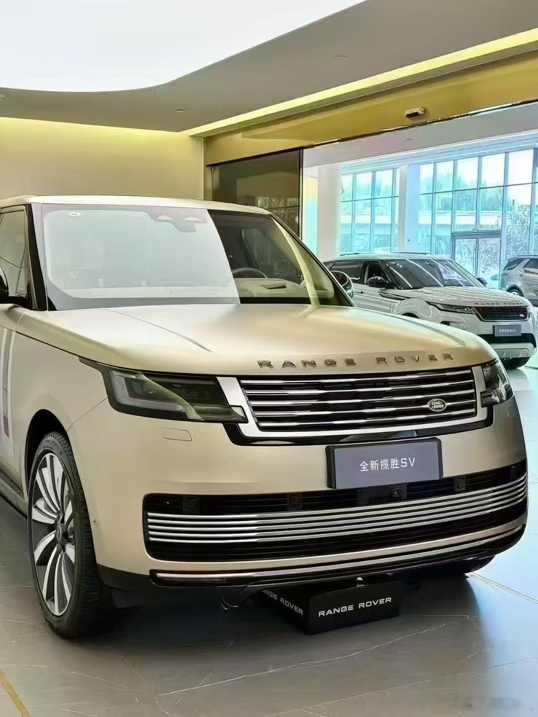 揽胜SV、指导价245.8w、暮光金外观、纯米内、全新车​​​