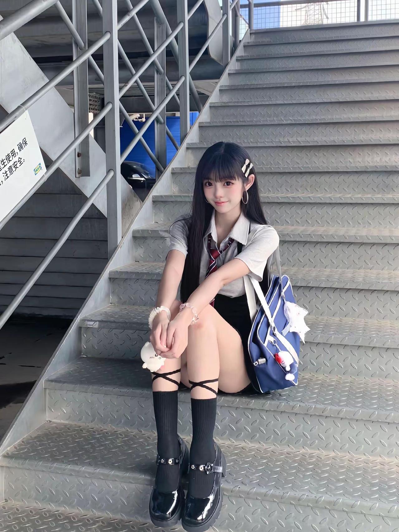 校园少女风，楼梯上的甜美瞬间可爱风少女少女清纯风少女的灵动感青春校园美女