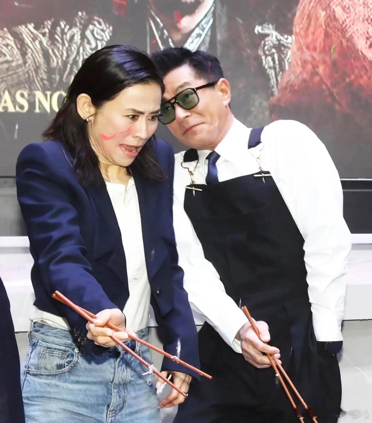 古天乐带萱萱去马来西亚谢票，他还逗萱萱呢，难得看到他这么调皮搞怪的一面！