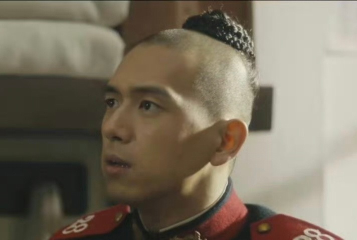 内娱谁敢接李现这样的造型哈哈哈哈，又帅又丑的感觉就是这样的吗？确定清朝的辫子是