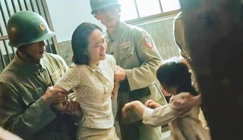 1956年，年轻的女国民党员丁窈窕被推上刑场杀害了。令人疑惑的是，她并不是战斗英