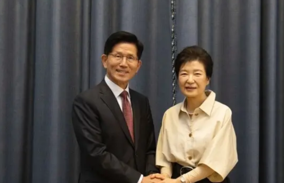 朴槿惠会见金文洙：放下委屈，团结一心赢得胜利据悉，24日，韩国前总统朴槿惠在