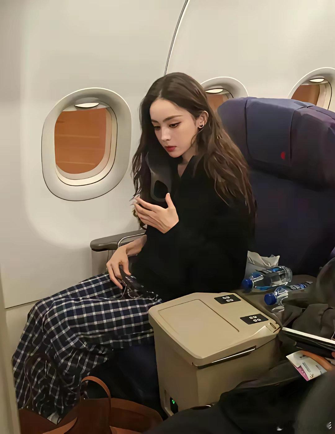 古力娜扎在飞机上被拍到了。颜值自不必说。我看到她，首先看的是她的右手手腕，瘦骨嶙