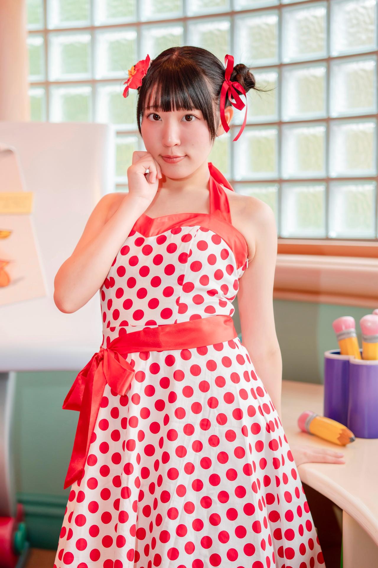 甜美少女风，红白波点裙，可爱发饰，少女心满满！
