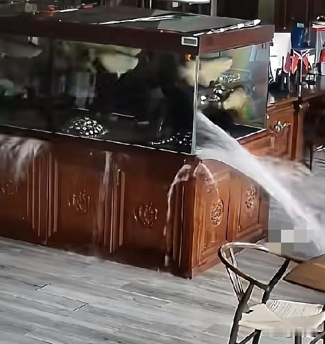 近日，江苏无锡，一男子放在公司的鱼缸突然爆开，里面的鱼被冲向地面各处。随后大家对