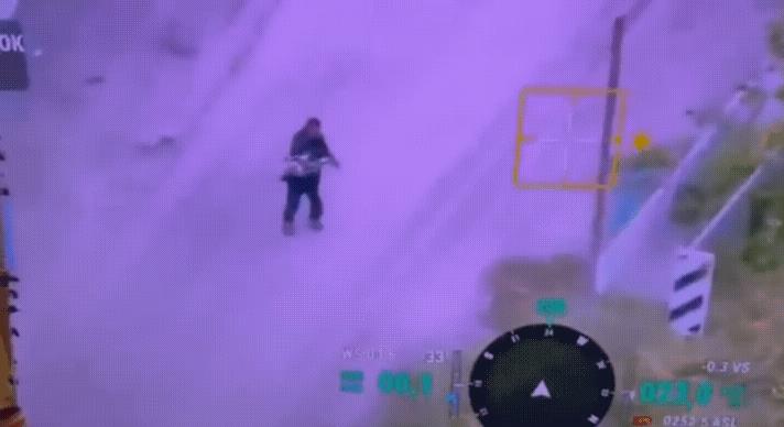 这种操作非常危险！他拆除方式也非常业余，他先把RPG高爆弹头给扯下来，无人机桨叶