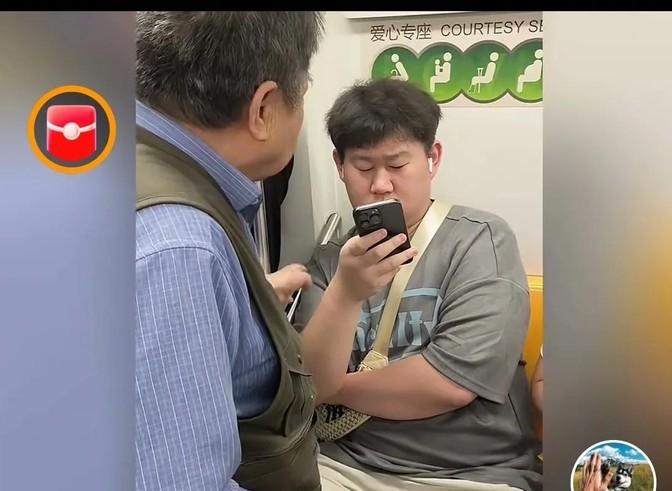 现在有些大爷大妈坐地铁的时候，确实有点让人头疼。前几天在上海地铁就看到这么一