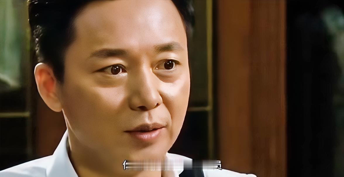 刘奕君进组前以为胡歌就是个普通流量明星。灯光打在他脸上时，胡歌就蹲在监视器后面