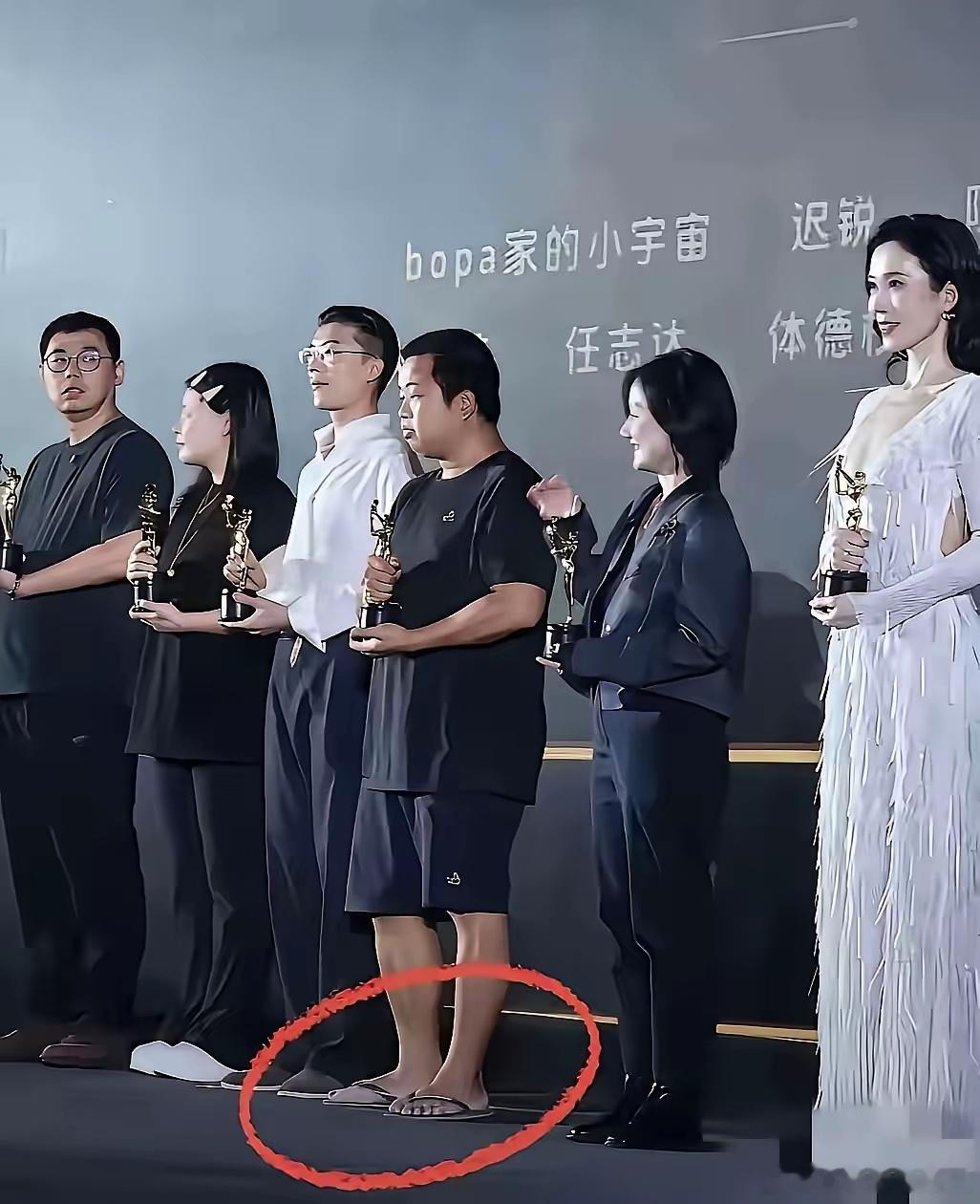 不愧是有钱的网红，活得也太洒脱了。