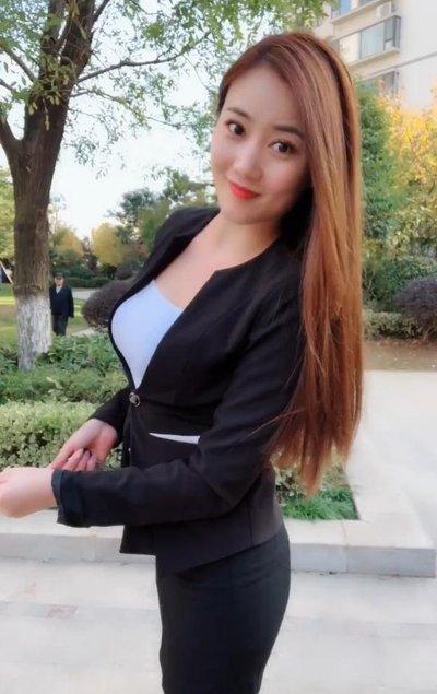 湖南一女子，虽已为人妻母，打扮照样性感可人。四年间，她认识了20多个单身汉，时间