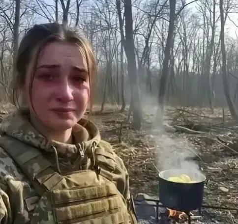 乌克兰战场上，一名负责后勤的女子煮熟了一锅土豆。她拍着视频哭诉：回来吃饭的人越