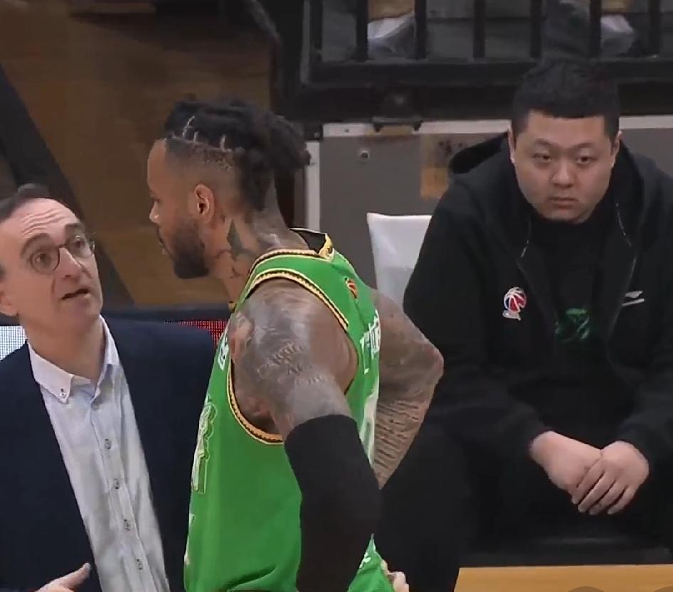 兄弟们！我现在真的挺佩服我们的小刘总！人家其他球队的教练或总经理都已开始到国外选