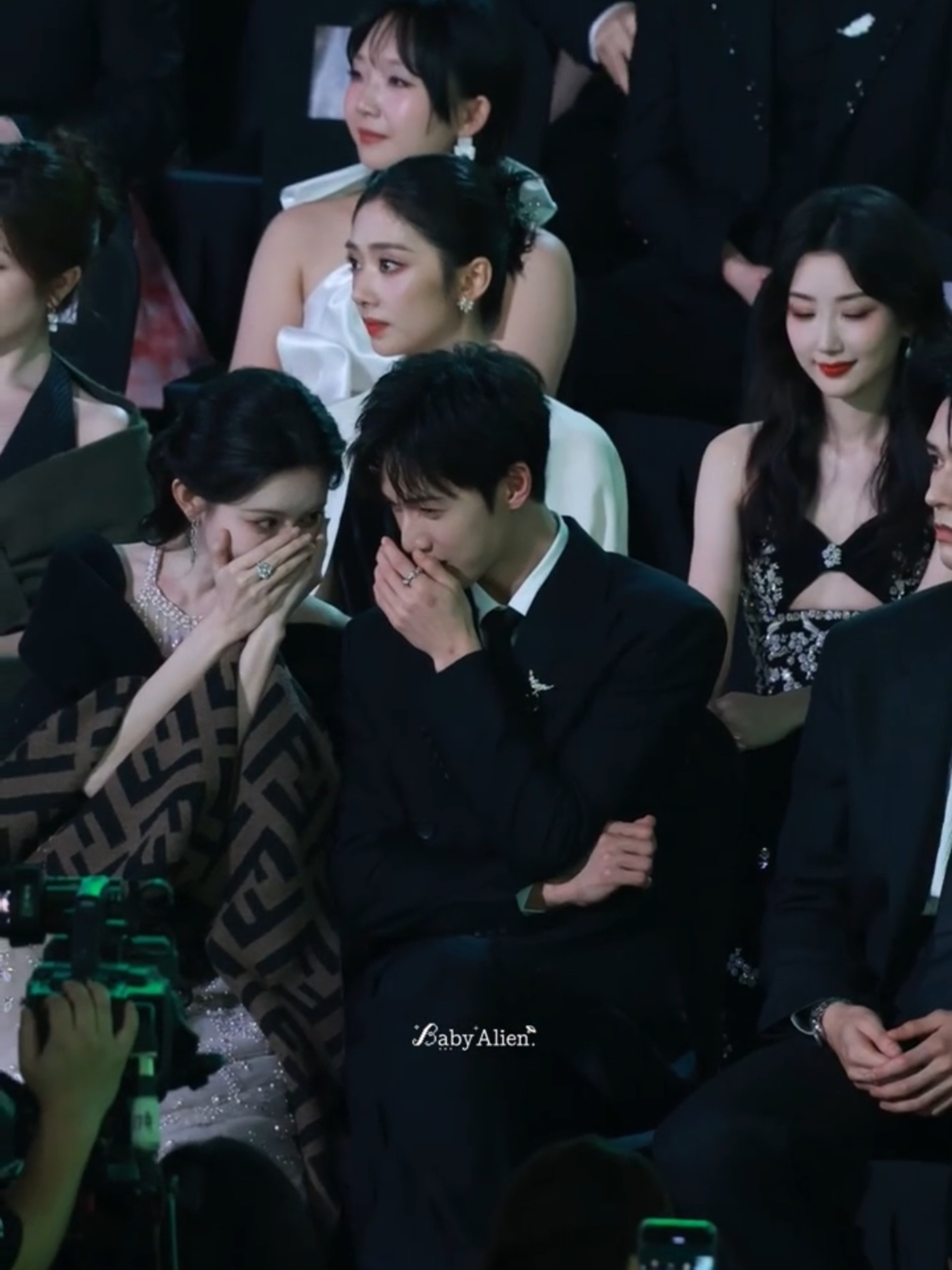 孟子义李昀锐挡嘴热聊豹豹猫猫真的做到了朝朝暮暮常相见！他俩现在闲聊都把嘴挡的严严