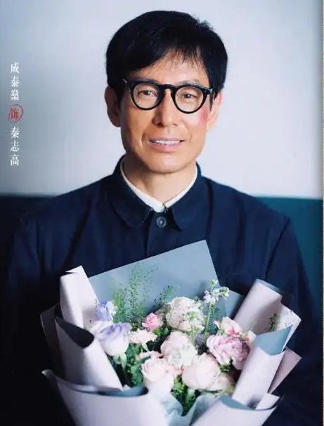 正在播出的电视剧《重器》里，演员成泰燊出演一名县里的律师，剧里叫秦志高，于和伟在